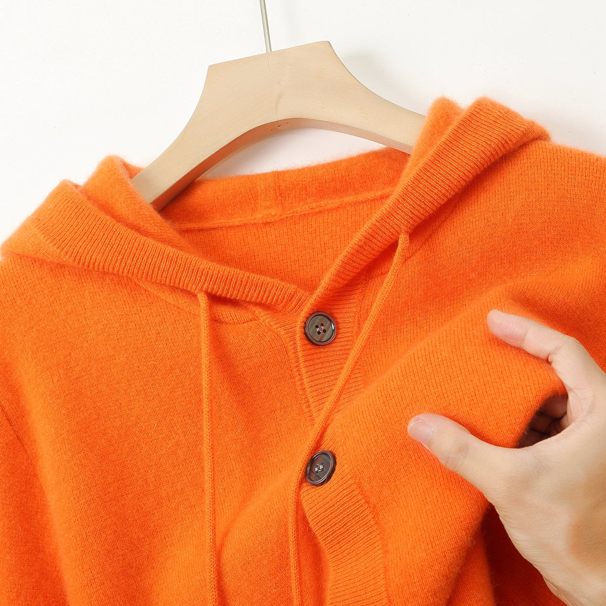 Cardigan à capuche en laine Danoir Paris avec boutons, vue frontale, texture douce et détails de la capuche.