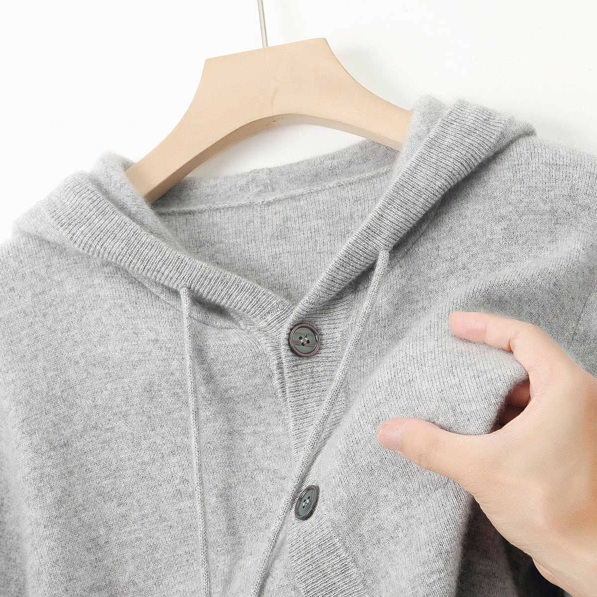 Cardigan à capuche en laine Danoir Paris avec boutons, vue avant montrant la texture douce et les détails de la capuche.
