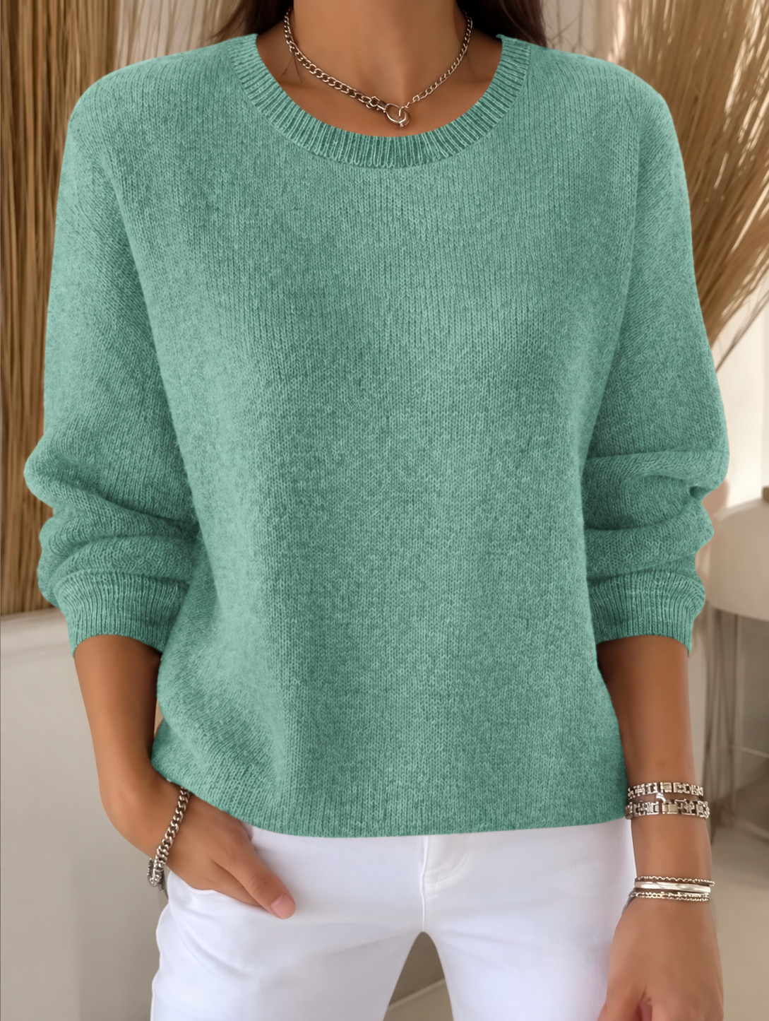 Pull décontracté élégant Faylena Danoir Paris en maille vert menthe, porté avec un pantalon blanc