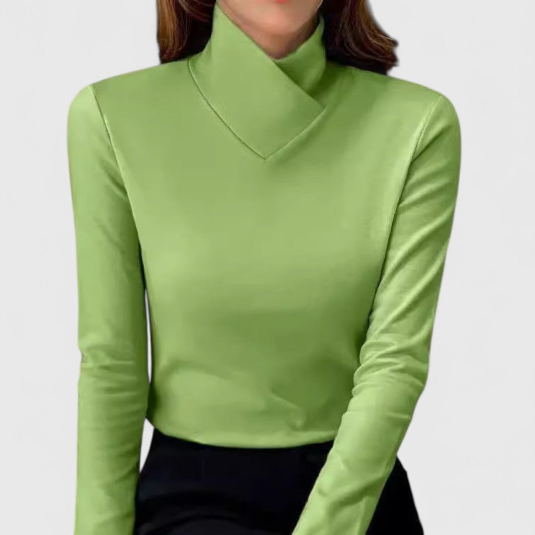 Pull élégant Danoir Paris à col montant en laine, couleur claire, porté sur mannequin avec détails du col haut visible.