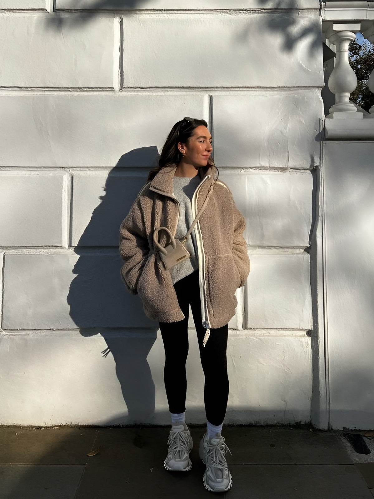 Manteau en Teddy Doux KAJA de Danoir Paris, veste chaude avec texture douce, portée sur un mannequin.