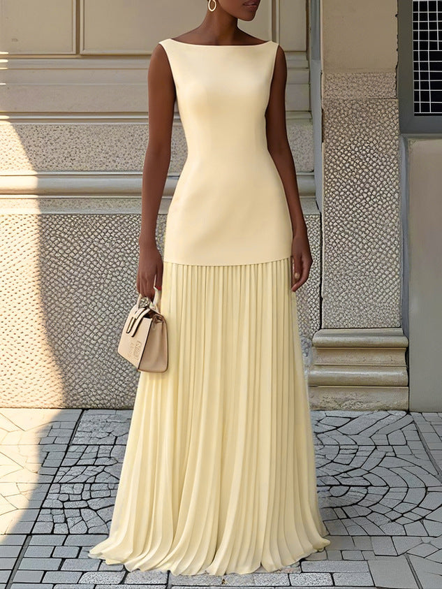 Robe longue plissée Serena™ de Danoir Paris, robe maxi élégante avec ceinture, tissu fluide et détail plissé visible.
