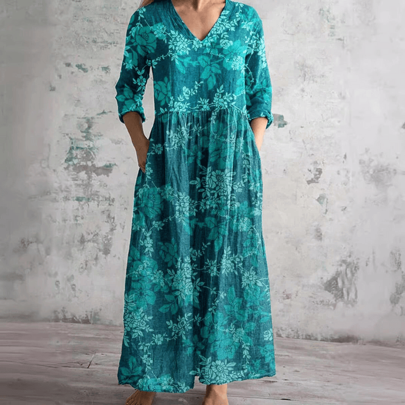 Robe d'été florale Marie™ de Danoir Paris, tissu léger avec motifs floraux colorés, portée sur un fond blanc.