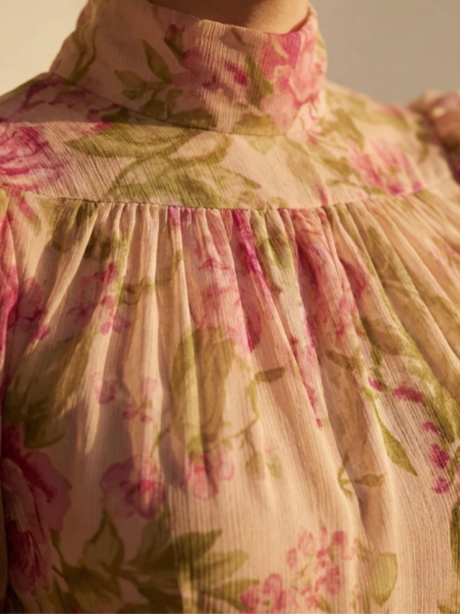 Fiora | Robe longue imprimée de roses vintage avec manches bouffantes