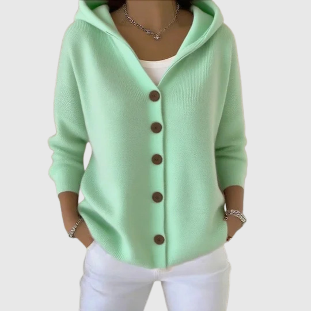 Cardigan élégant Joyce de Danoir Paris en maille douce, porté de face, avec boutons et col en V.