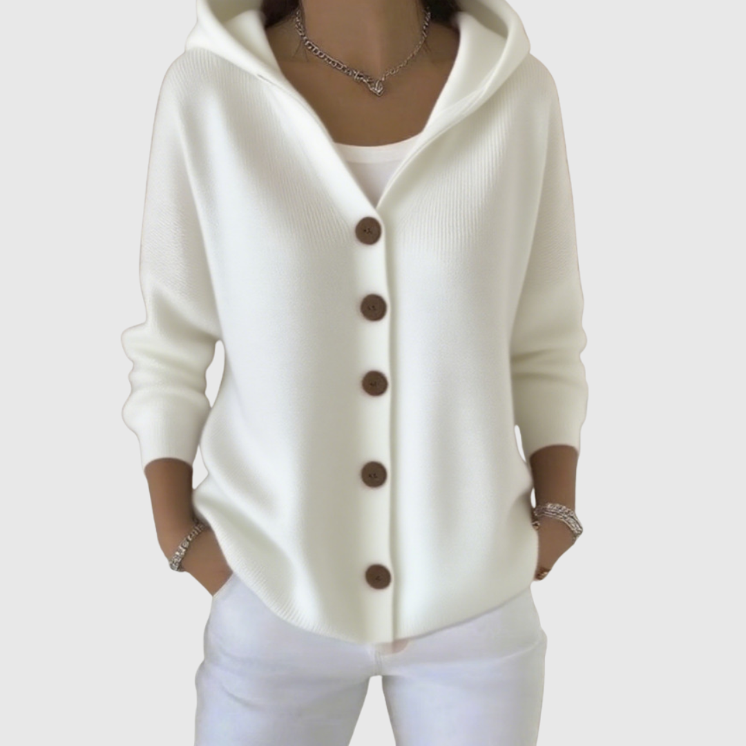 Cardigan élégant Joyce de Danoir Paris en laine douce, porté avec manches longues et coupe classique.