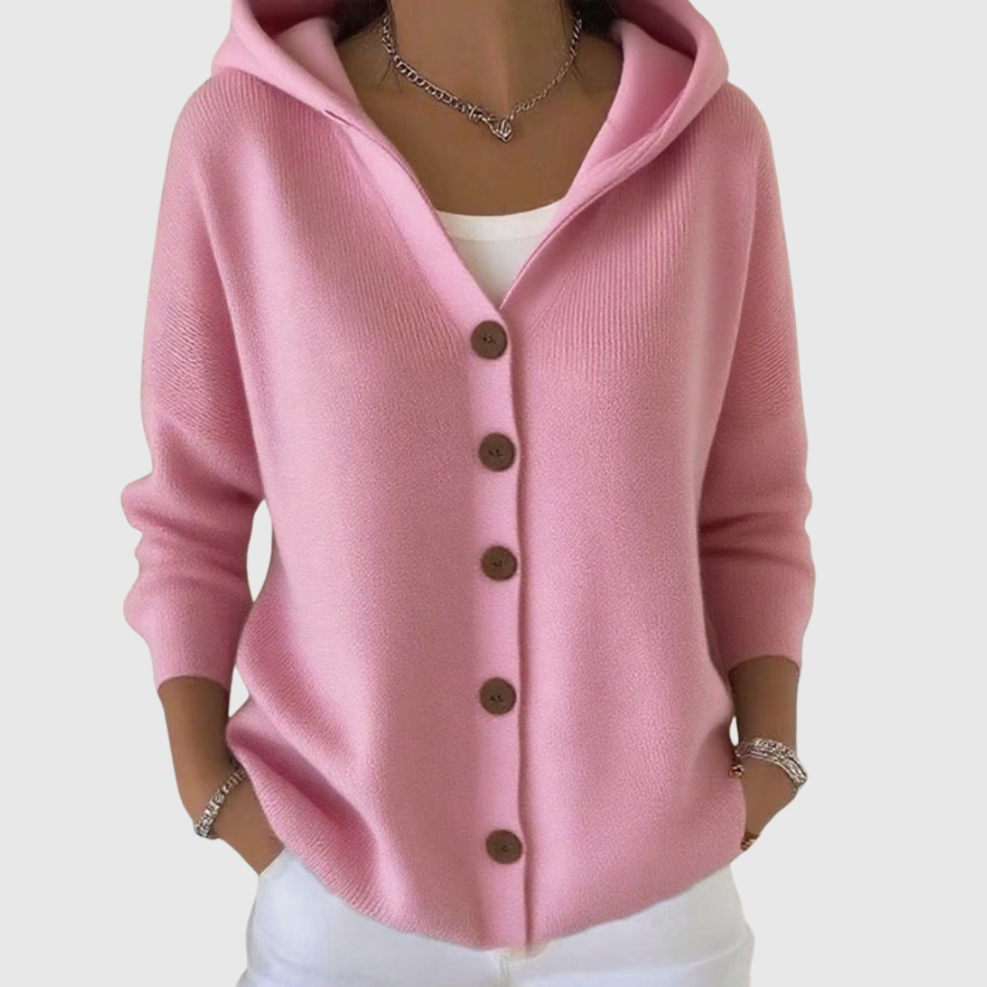 Cardigan en maille Danoir Paris avec capuche, confortable et chaud, porté en mode décontracté.