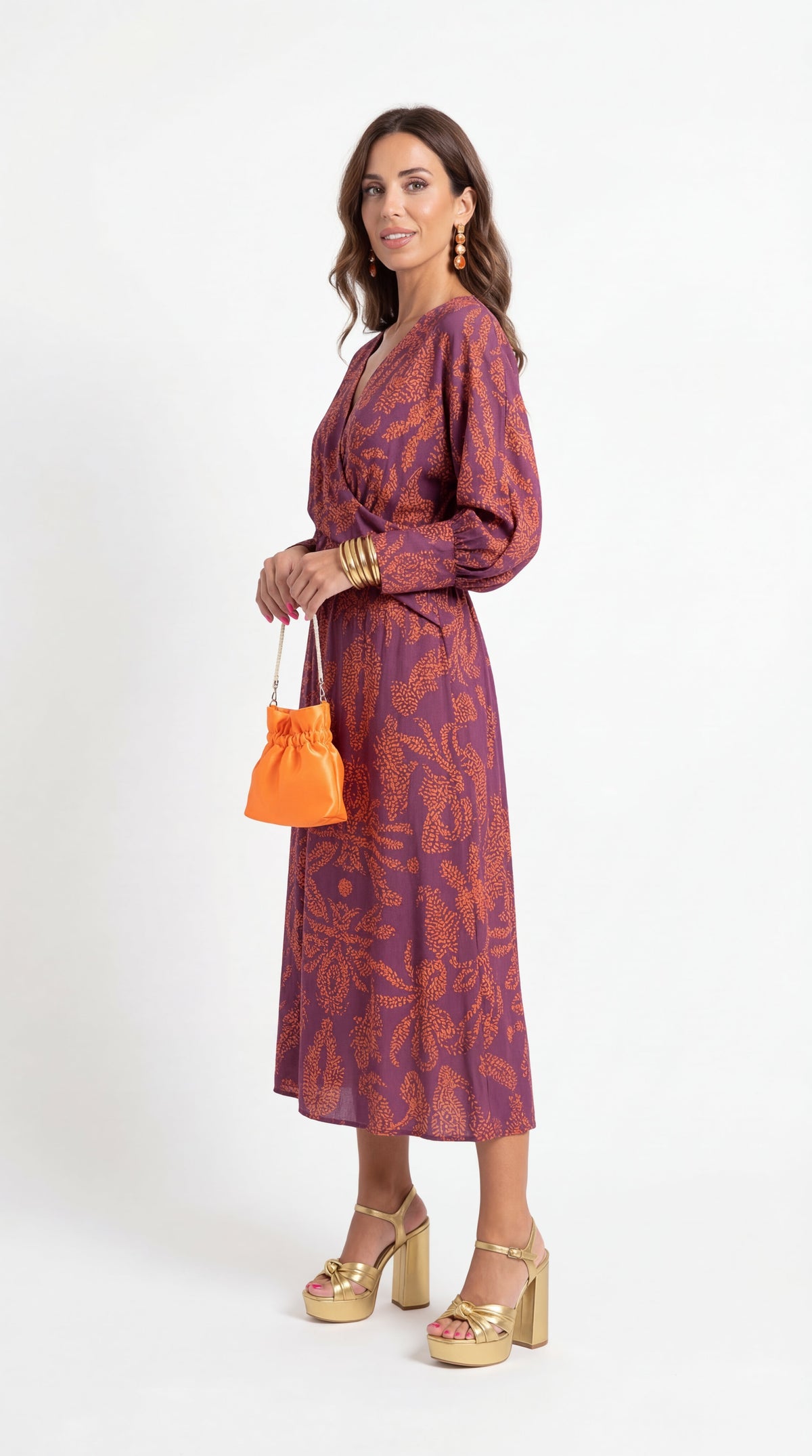 Robe midi femme Imprimée Danoir Paris, à manches longues, élégante et fluide, portée sur un fond neutre.