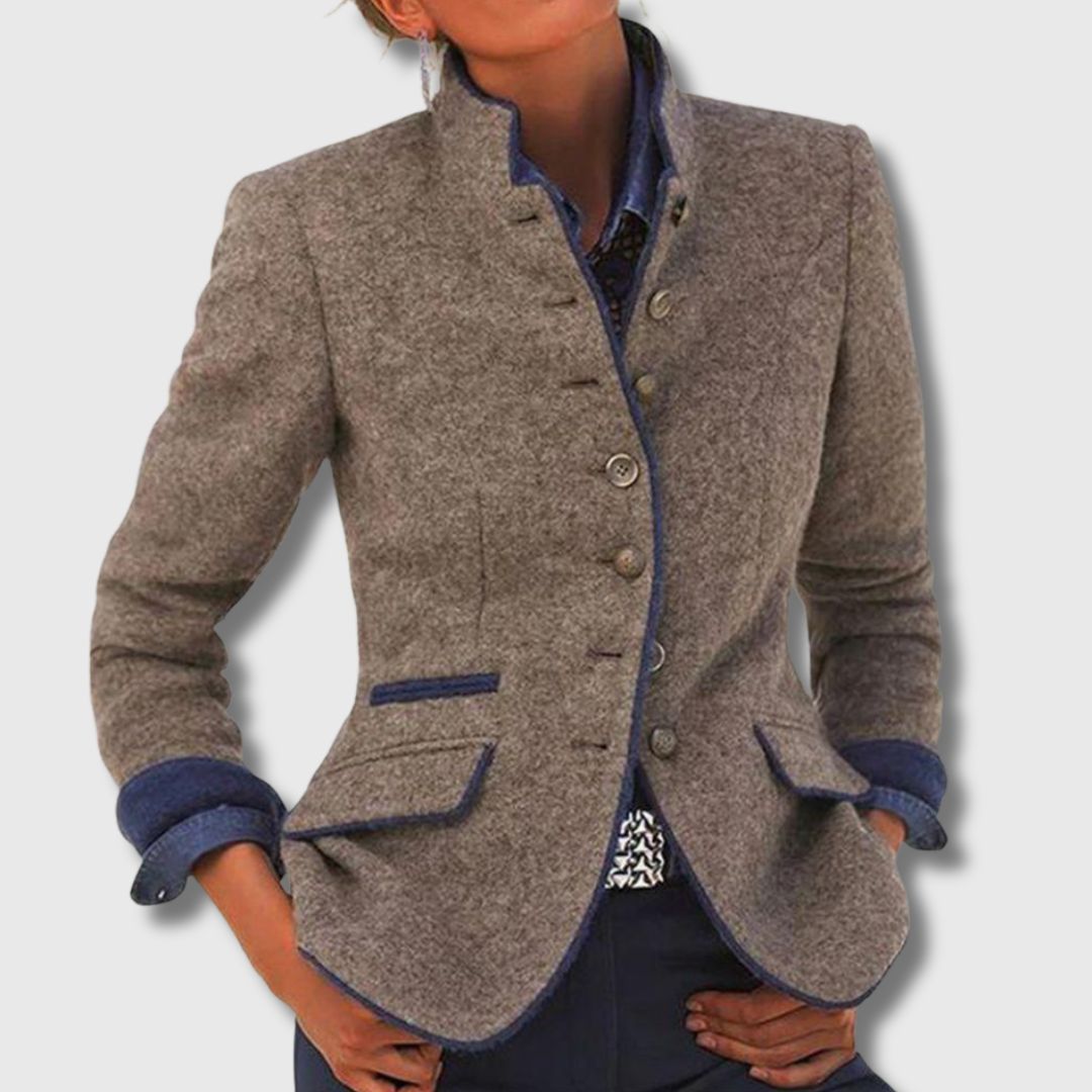 Blazer classique Joanna en laine, édition limitée, de Danoir Paris, avec coupe élégante et détails sophistiqués.