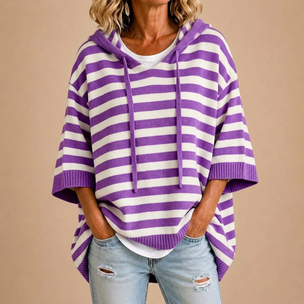 Poncho en maille rayée avec capuche Danoir Paris, vêtement chaud et confortable pour l'automne et l'hiver, porté sur un mannequin.