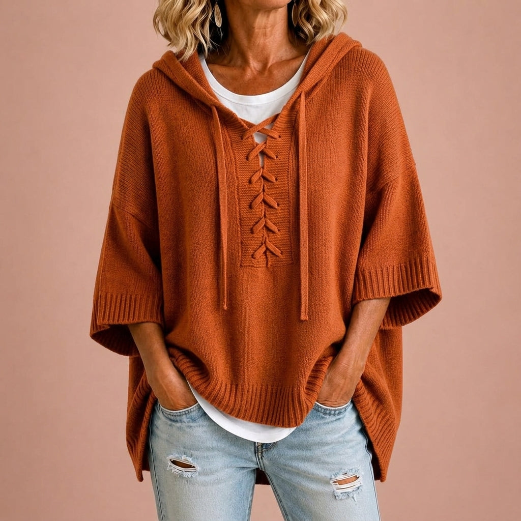 Poncho en maille Danoir Paris avec capuche, porté, en laine douce, couleur neutre, idéal pour la saison automne-hiver.