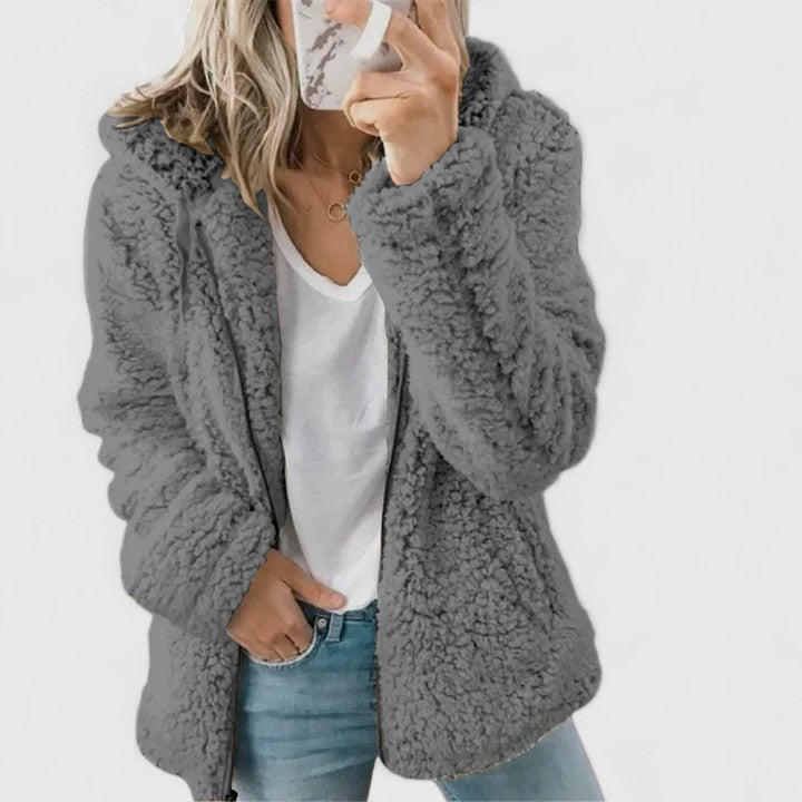 Veste confortable Danoir Paris Hylenyahh en tissu doux, coupe décontractée, couleur neutre, vue de face sur mannequin.