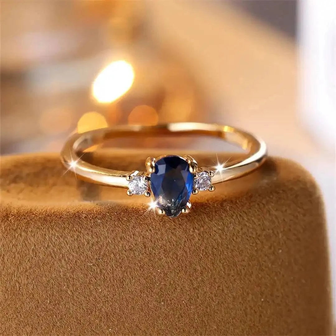 Bague minimaliste en or avec un saphir royal en forme de poire, design élégant de la marque Danoir Paris.