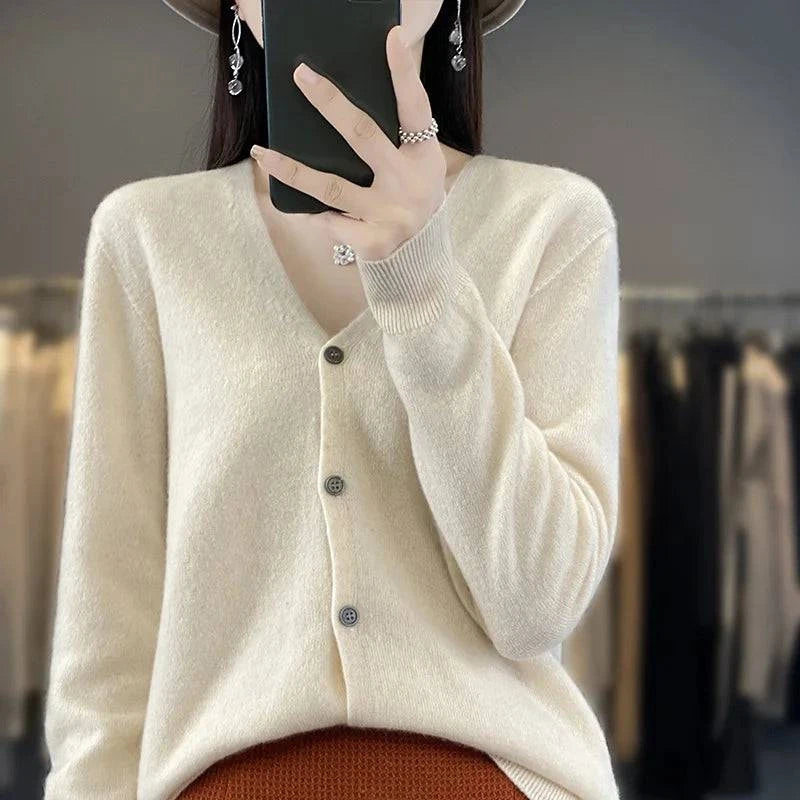Cardigan cachemire élégant Odessia de Danoir Paris porté, en couleur neutre, veste chaude et sophistiquée.