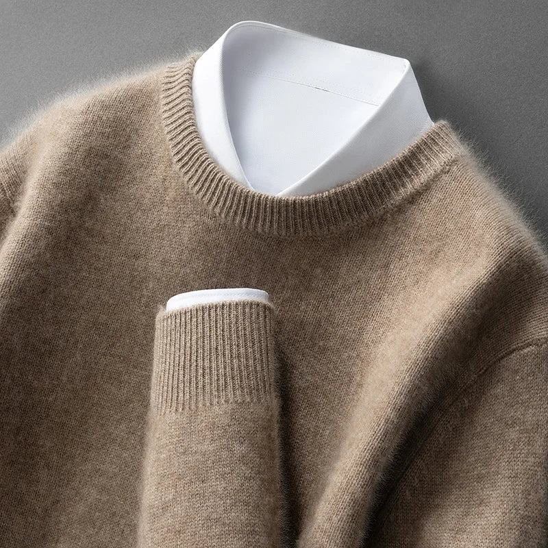 Pull doux et chaud Andrzej de Danoir Paris en laine, couleur gris clair, porté sur un mannequin.