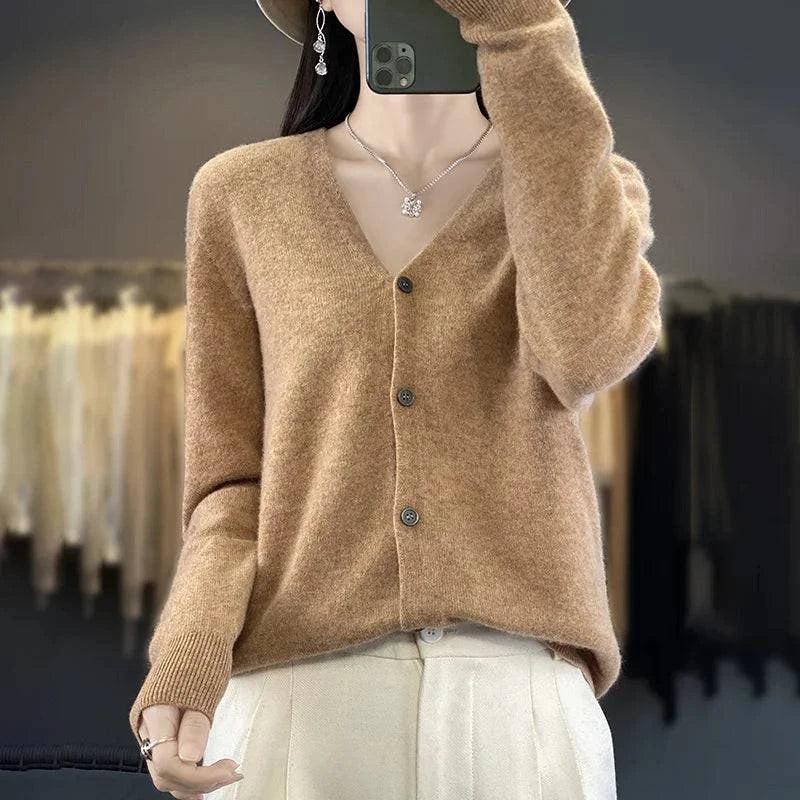 Cardigan en cachemire élégant Odessia par Danoir Paris, douceur beige avec col en V et manches longues.