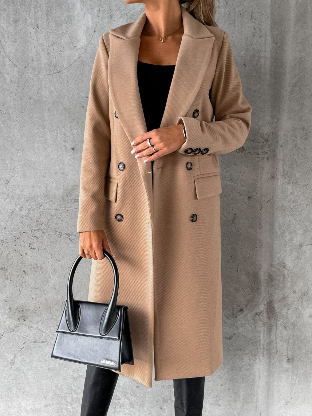 Manteau intemporel Jolie de Danoir Paris, en tissu élégant, porté par un modèle, avec col classique et coupe sophistiquée.