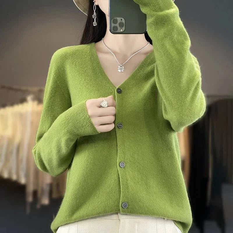 Cardigan en cachemire Odessia de Danoir Paris, élégant, avec détails fins, porté sur un mannequin, couleur neutre.