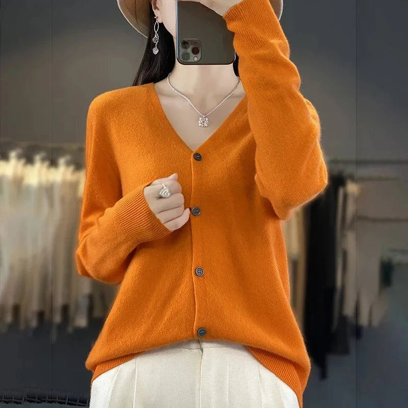 Cardigan cachemire élégant Odessia par Danoir Paris, couleur neutre, porté sur un mannequin, détails fins et texture douce visible.