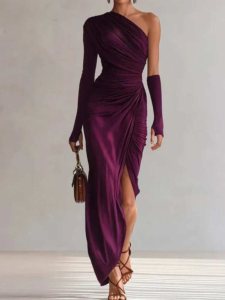 Robe maxi à épaule unique froncée avec longue manche, style élégant, par Danoir Paris, vue de face sur mannequin.