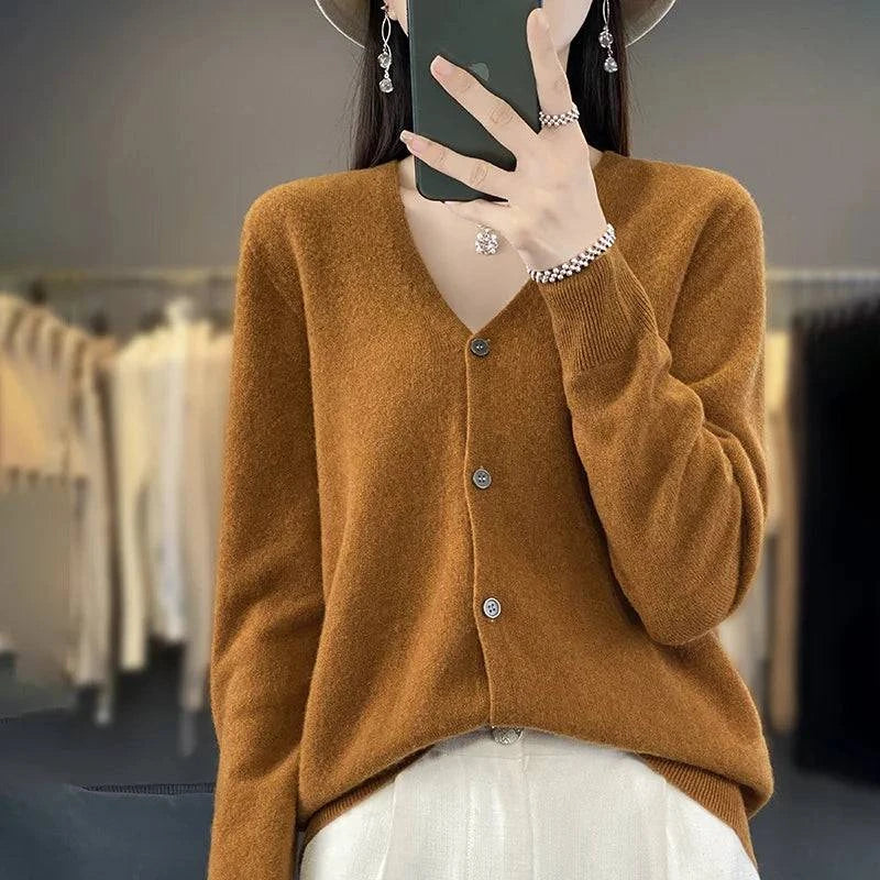 Cardigan cachemire élégant Odessia Danoir Paris, en tissu doux, porté sur un mannequin, couleur neutre, détails raffinés.