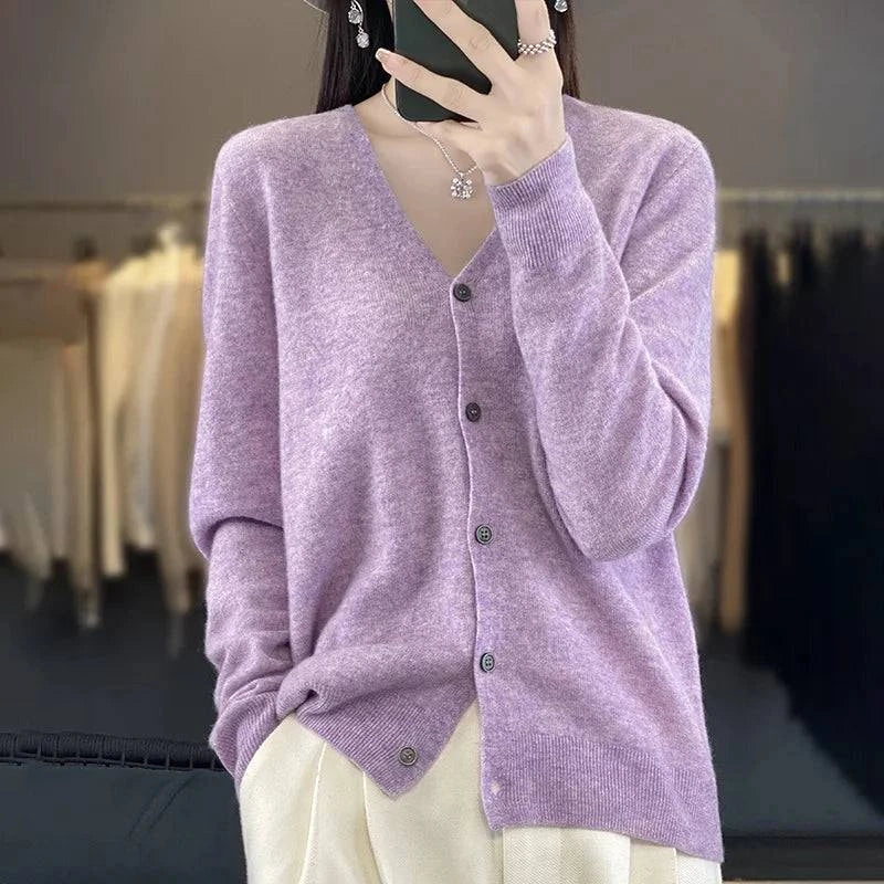Cardigan cachemire élégant Odessia de Danoir Paris, en tissu doux, couleur neutre, porté avec manches longues et col classique.