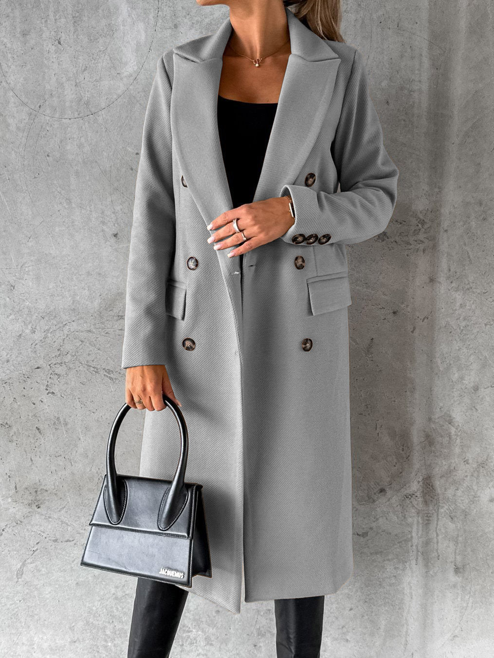 Manteau intemporel Jolie de Danoir Paris, en tissu chaud et élégante coupe classique, porté en extérieur.