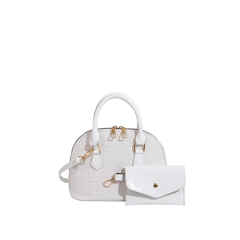 Sac Shell en cuir véritable à motif crocodile de Danoir Paris, sac polyvalent avec texture élégante et design sophistiqué.