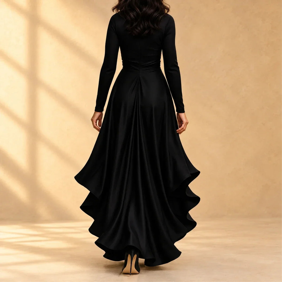 Robe portefeuille en satin Charlotte avec volants en cascade et manches longues, de la marque Danoir Paris.