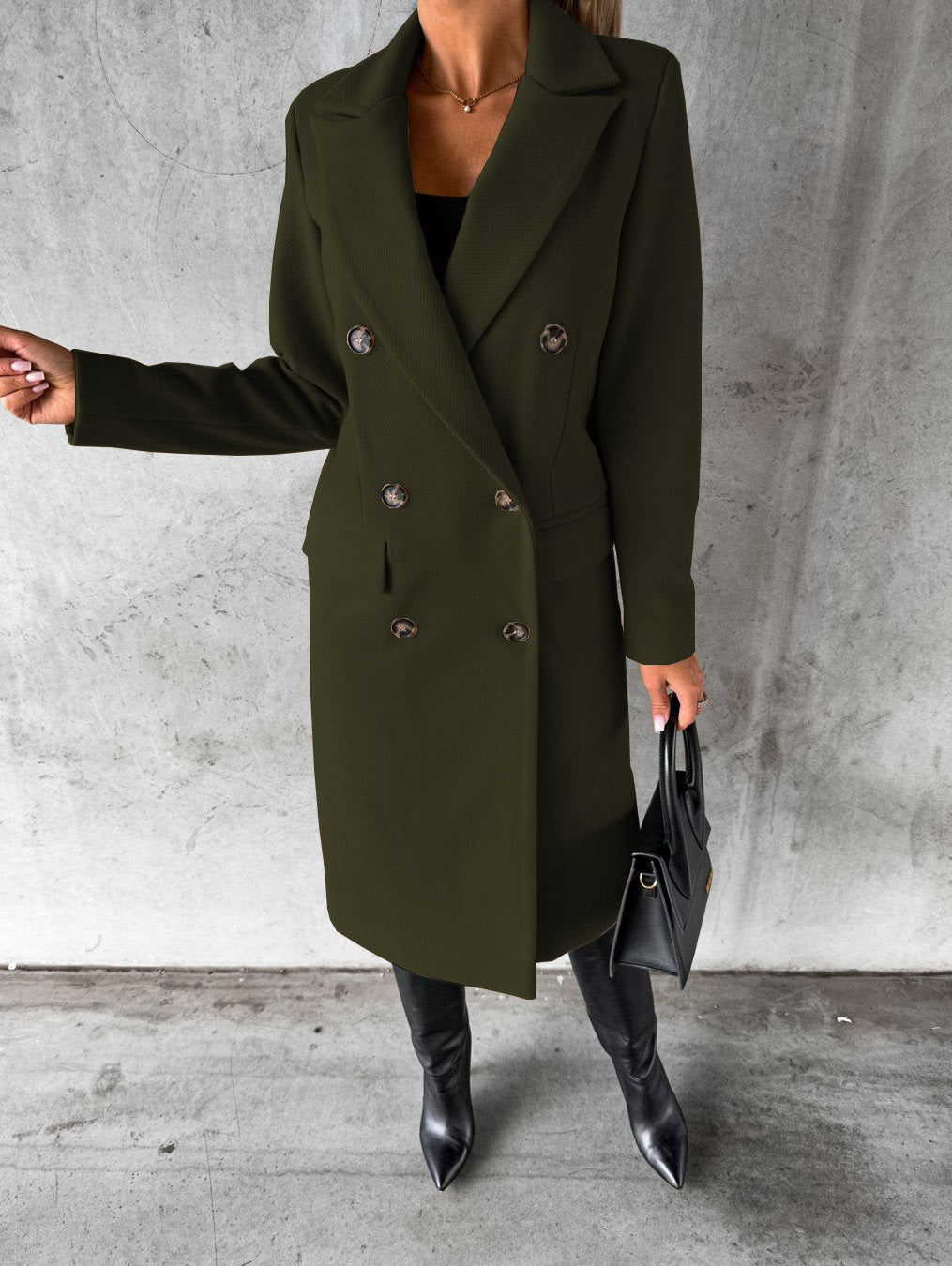 Manteau Jolie intemporel de Danoir Paris, en tissu chaud et élégant, avec col classique et design sobre, porté par un mannequin.