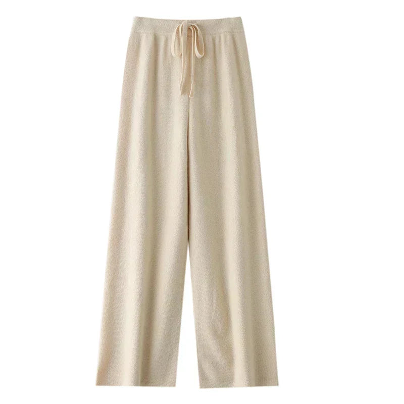 Pantalon Juliette Danoir Paris en tissu noir avec ceinture à boucle, porté par une mannequin pour une vue élégante.