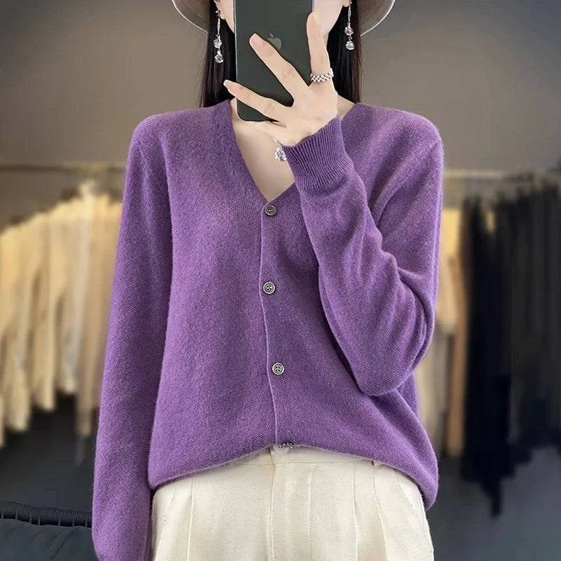 Cardigan cachemire élégant Odessia de Danoir Paris, en laine douce, porté sur un modèle, couleur neutre, détail des manches et col.