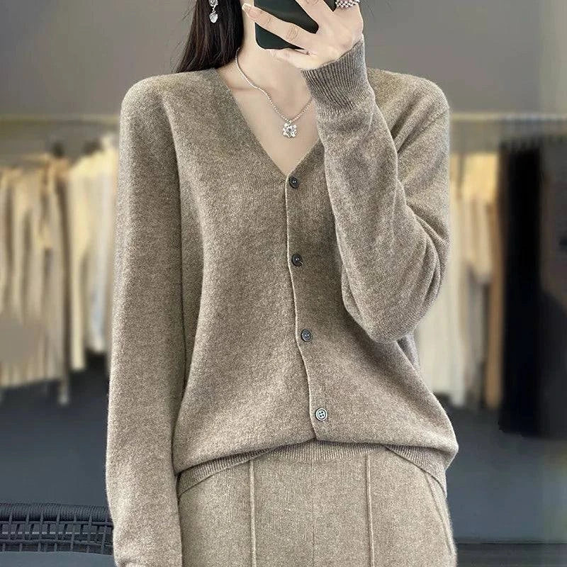 Cardigan cachemire élégant Odessia de Danoir Paris, finition raffinée, porté avec col en V et manches longues.