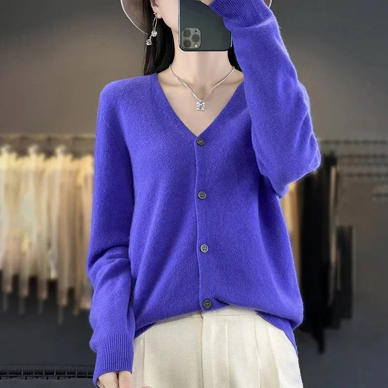 Cardigan cachemire élégant Odessia de Danoir Paris, couleur neutre, porté ouvert, tissu doux et fin, style classique et sophistiqué.