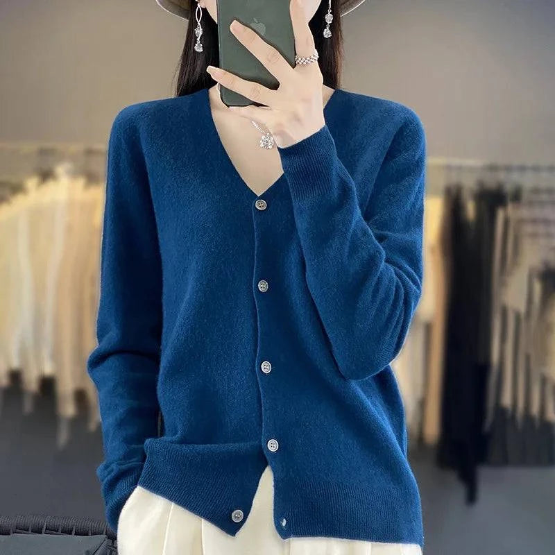 Cardigan cachemire élégant Odessia de Danoir Paris, en tissu doux, porté sur un mannequin, couleur neutre, détails raffinés.
