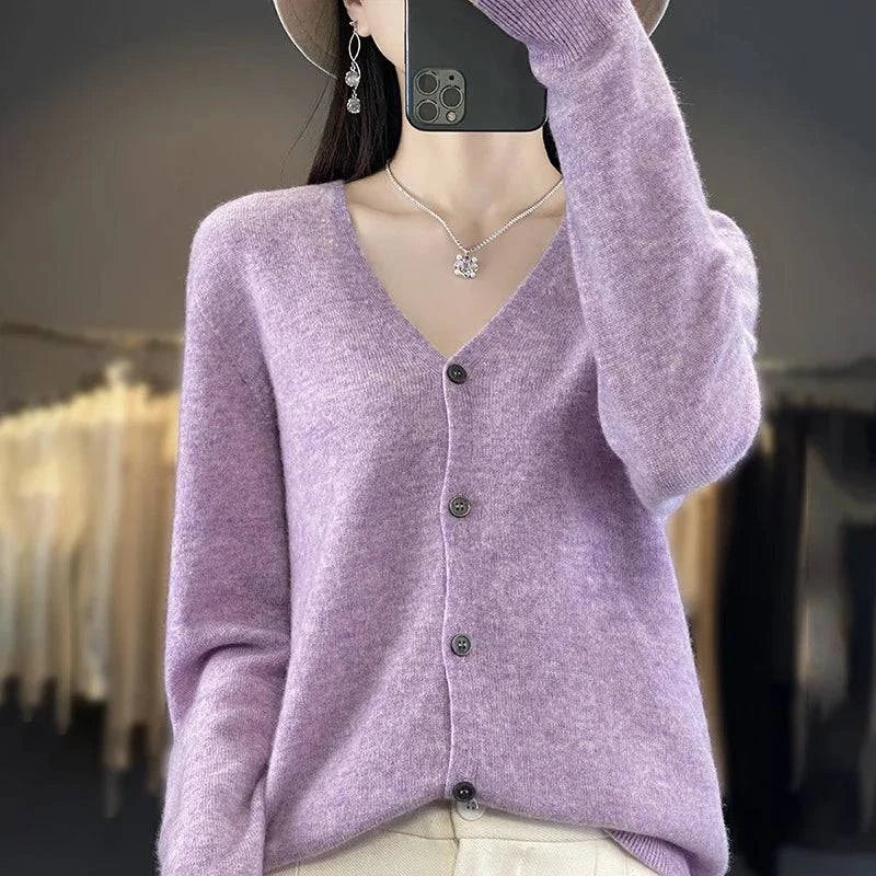 Cardigan cachemire élégant Odessia de Danoir Paris, en laine douce, porté sur un mannequin, couleur beige.