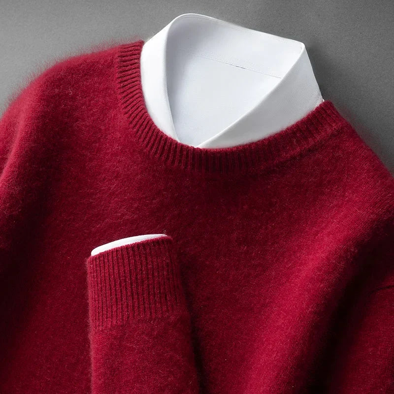 Pull doux et chaud Andrzej de Danoir Paris porté, en laine grise, avec col rond et manches longues.