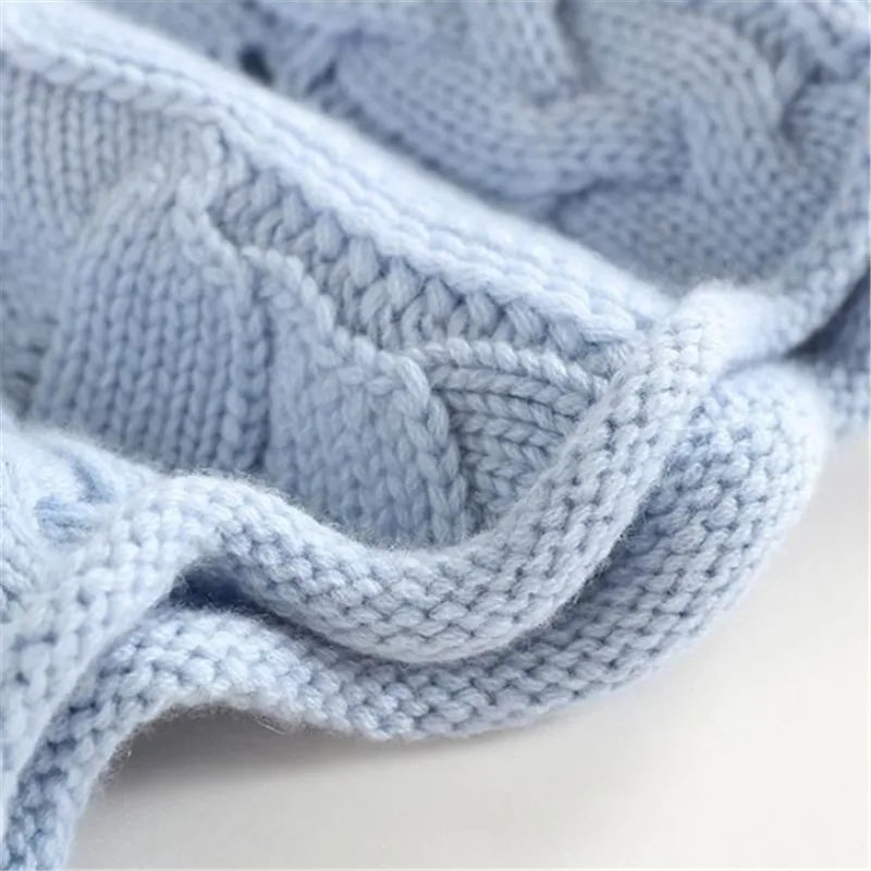 Pull en laine creux twist Danoir Paris, vue de face, montrant le motif tressé et la texture douce du pull.