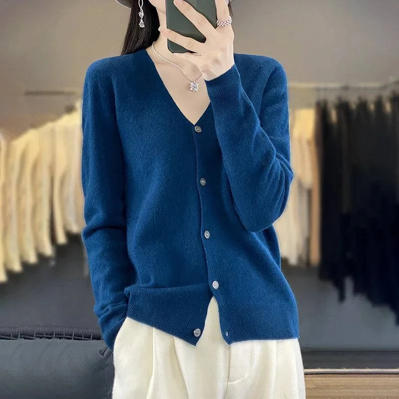 Cardigan cachemire élégant Odessia de Danoir Paris, doux, fin et sophistiqué, porté en mode décontractée ou chic.
