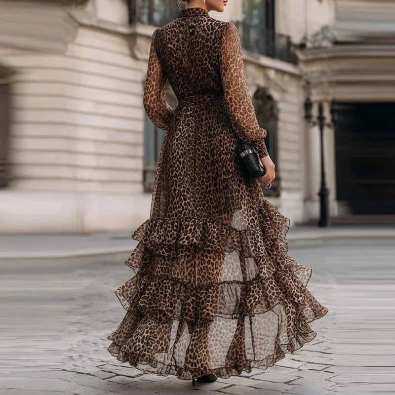 Robe longue à imprimé léopard Danoir Paris, modèle Savannah, avec manches longues et taille haute, vue de face.