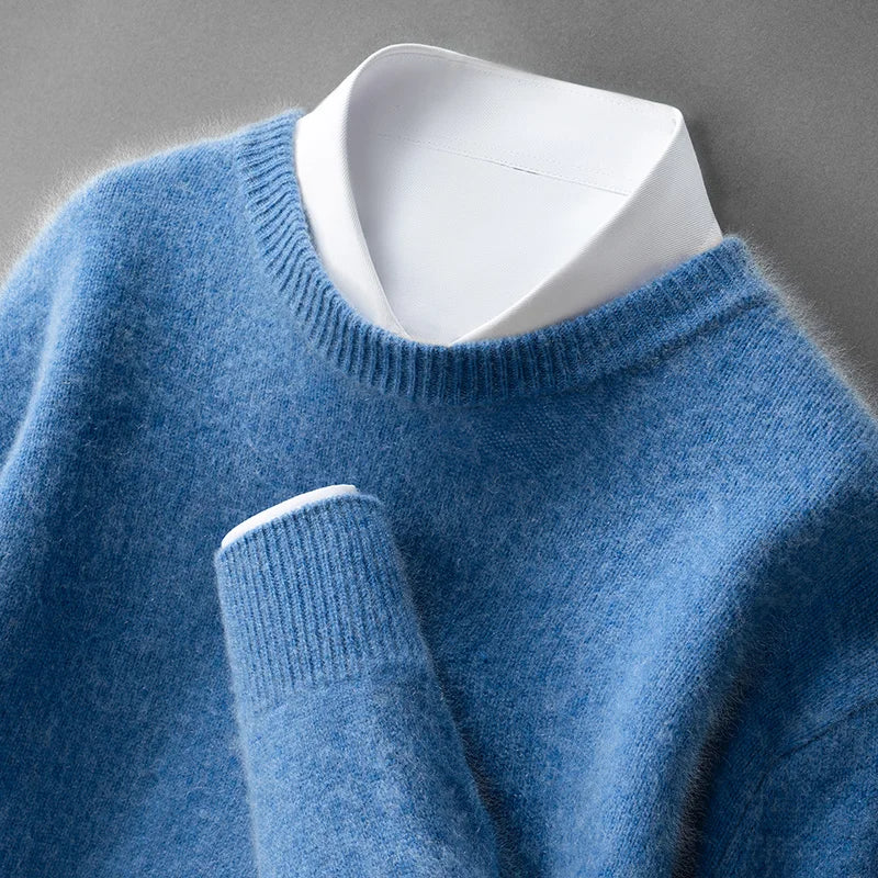 Pull doux et chaud Andrzej de Danoir Paris, en laine mérinos beige, porté sur un mannequin dans un intérieur moderne.