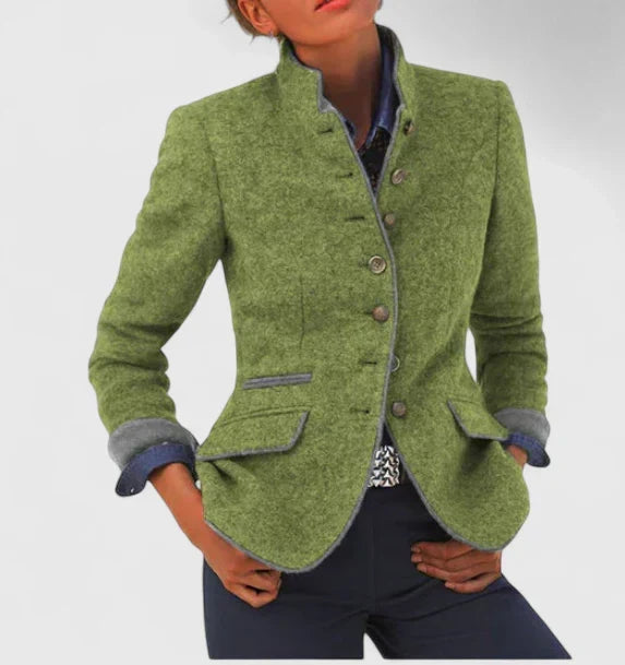 Blazer classique Joanna en laine, édition limitée, par Danoir Paris, porté avec col en laine et coupe élégante.