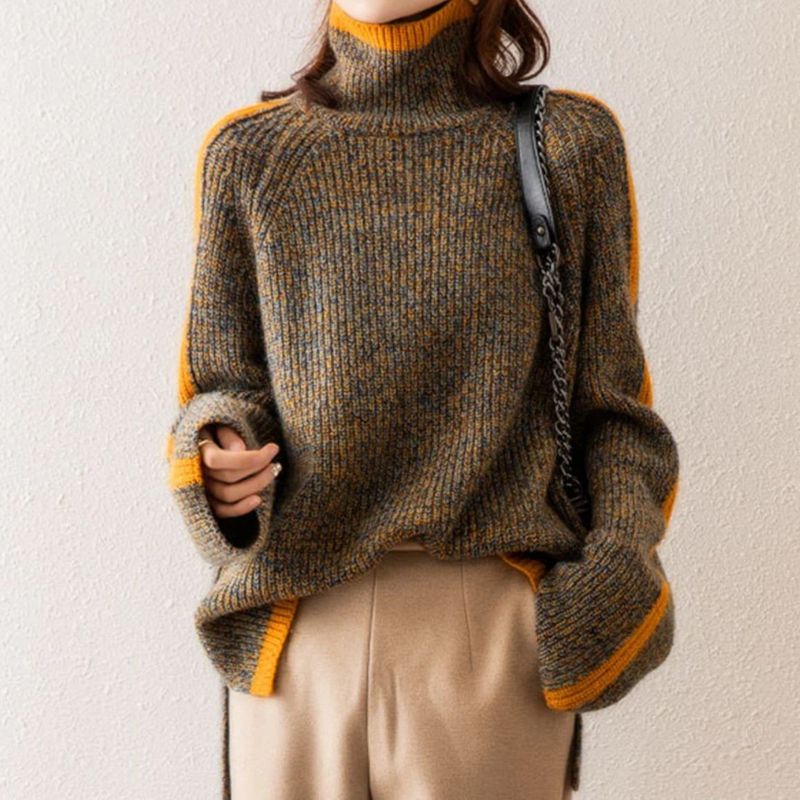 Pull élégant Danoir Paris Emily en maille douce, porté par une femme, mettant en valeur le style et le confort.