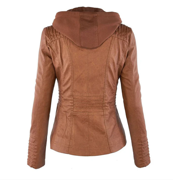 Veste confortable Charlotte™ de Danoir Paris, en tissu doux, portée en extérieur, couleur neutre, style décontracté et chic.