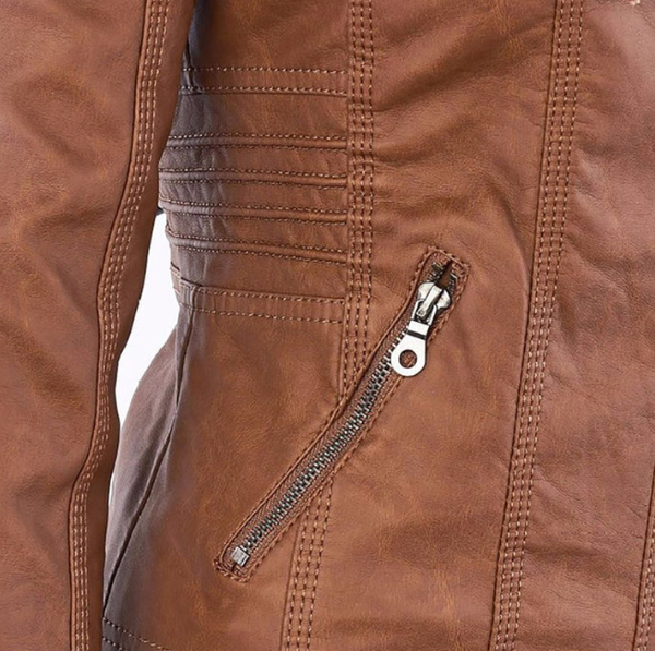 Veste confortable Charlotte™ de Danoir Paris, tissu doux et élégant, portée en vue rapprochée sur un mannequin.