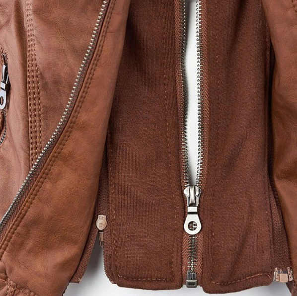 Veste confortable Charlotte™ de Danoir Paris, en tissu doux avec col et boutons, vue de face.