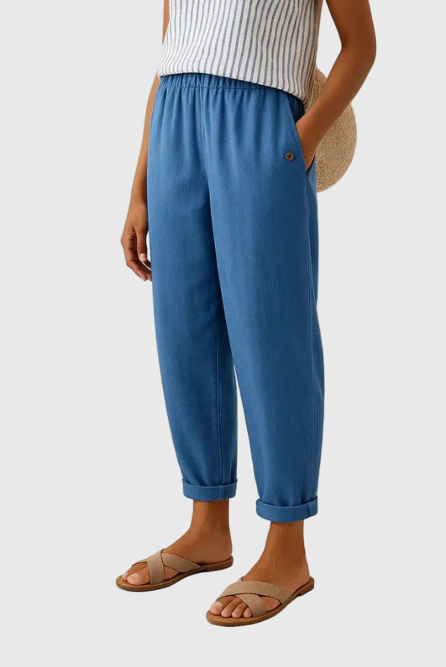 Pantalon chic et confortable Danoir Paris Samantha, coupe élégante, tissu doux, porté avec un haut blanc.