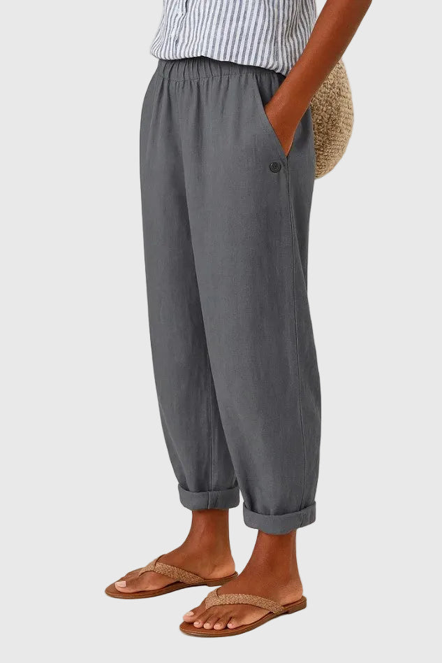 Pantalon chic et confortable Samantha de Danoir Paris, coupe élégante avec tissu doux, porté en image.