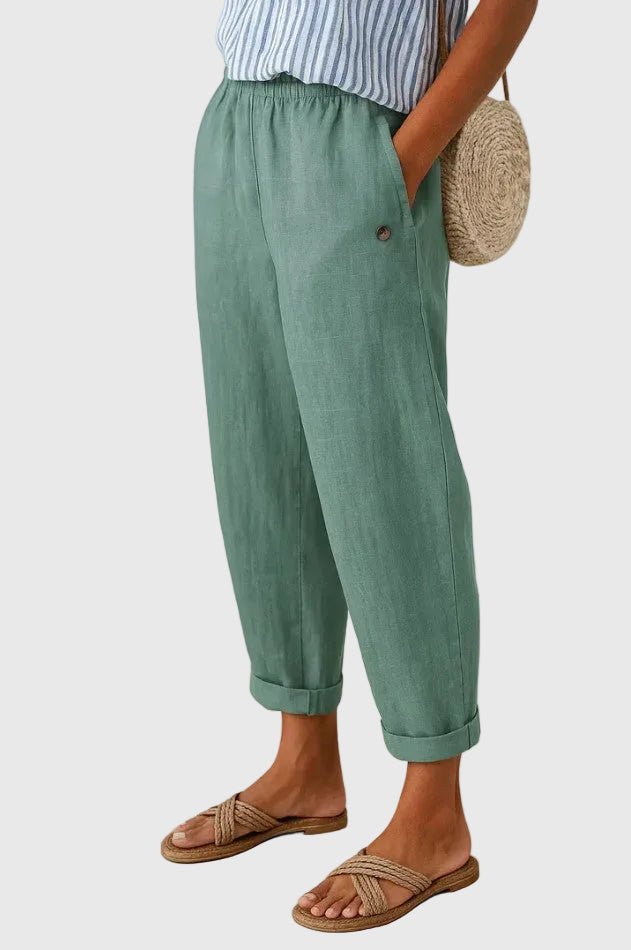Pantalon chic et confortable Samantha de Danoir Paris, coupe élégante, en tissu doux, porté avec une blouse blanche.