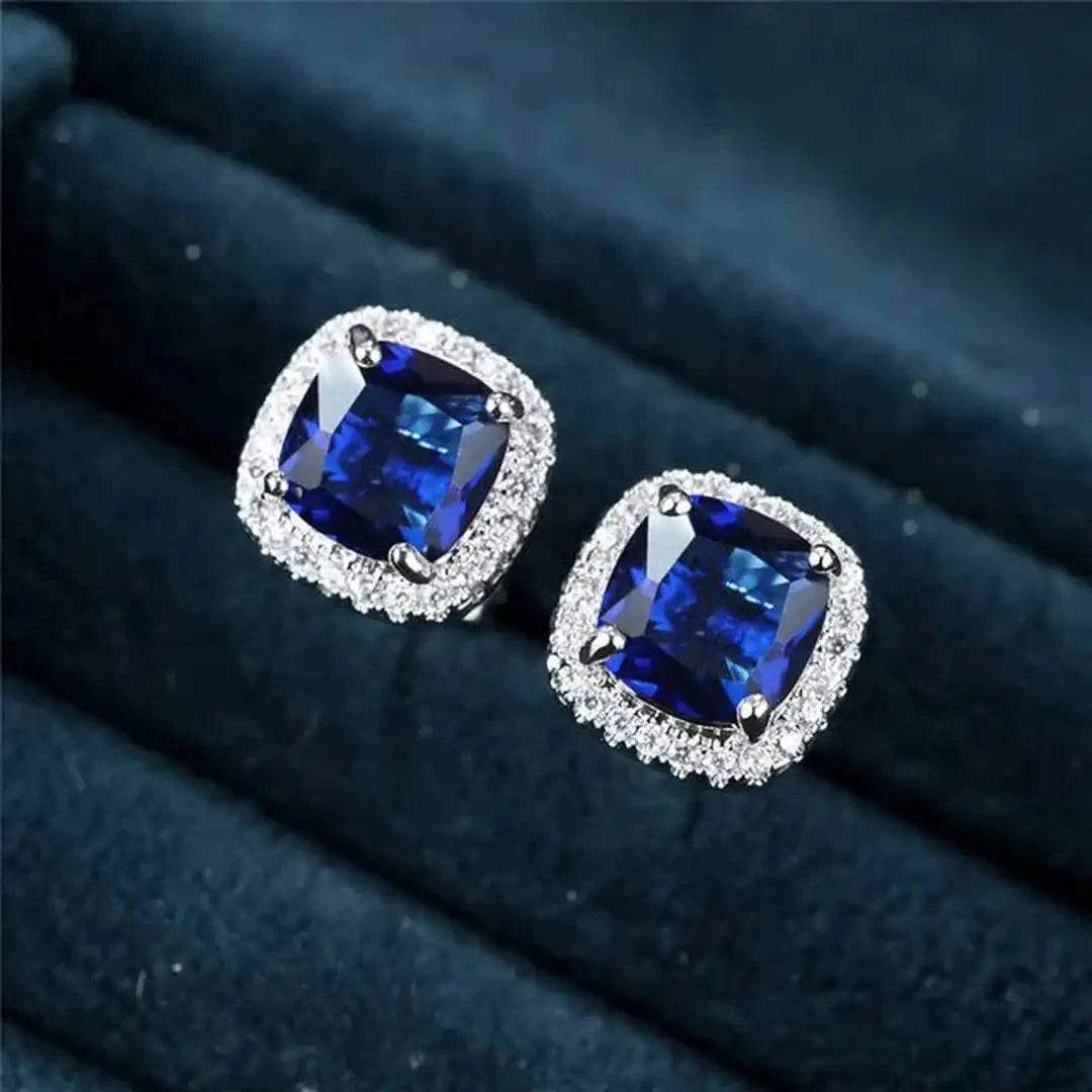 Boucles d'oreilles carrées Saphir Danoir Paris en or avec pierres précieuses, élégantes et modernes pour oreilles.